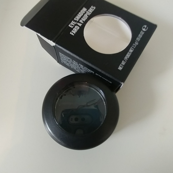 MAC Single Eyeshadow - Picture 3 of 5
